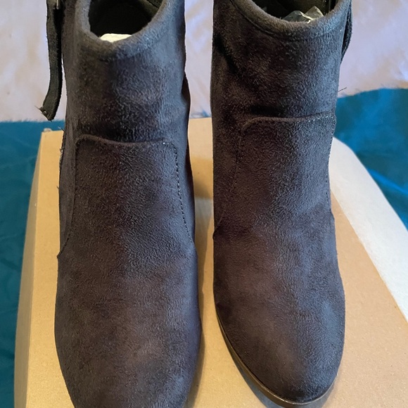 Suade booties Size 7 - Picture 2 of 6